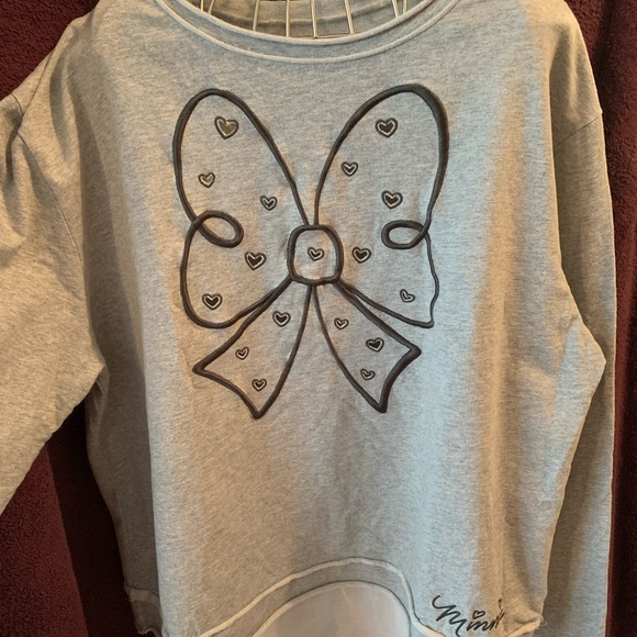 Disney adorable “Minnie” long sleeve pullover. - Picture 2 of 9